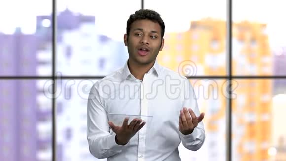 年轻人在商务演讲时拿着玻璃模型平板电脑视频的预览图