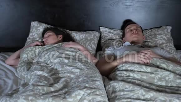 年轻夫妇上床睡觉毛毯视频的预览图