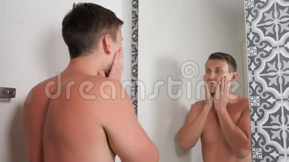 赤裸上身的帅哥看着晒黑的脸视频的预览图