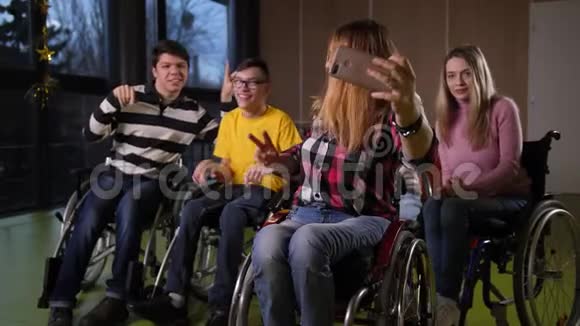 轮椅上的快乐残疾人自拍视频的预览图
