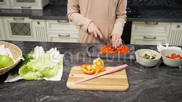 穆斯林妇女手切蔬菜视频的预览图