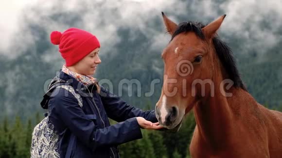 秋林中带马的欢快女子画像视频的预览图