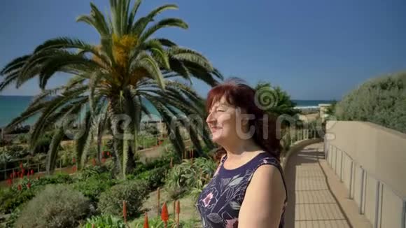 在加州圣克莱门特的琳达莱恩公园度假的快乐女人视频的预览图