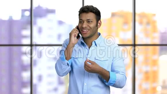 兴奋的年轻深色皮肤的男人在电话上有情感的交谈视频的预览图