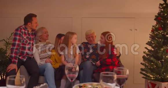 高加索大家庭圣诞节坐在沙发上大家聚在一起对话交流温馨故事视频的预览图