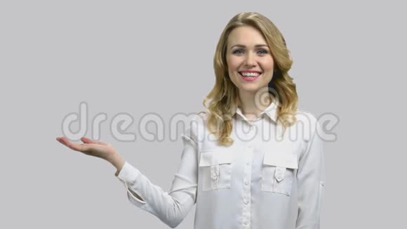 快乐的年轻女士举起她的右手视频的预览图