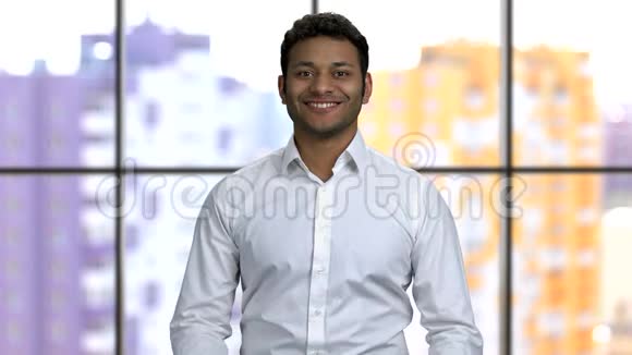 一个年轻的印度教男人的肖像都竖起了大拇指视频的预览图