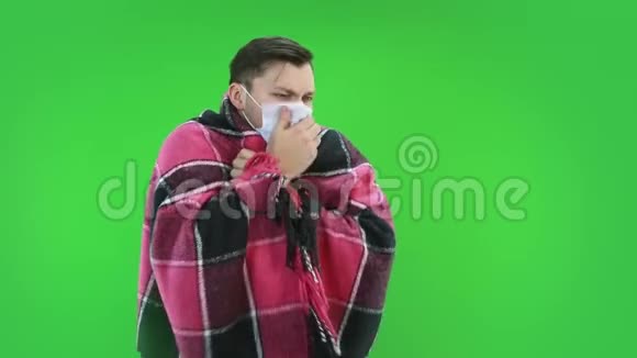 一个戴着防护面具的男人裹着一件格子长袍咳嗽有病视频的预览图
