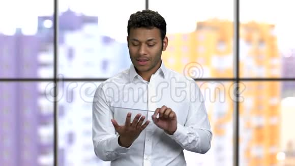 年轻人用玻璃平板电脑做商业演示视频的预览图