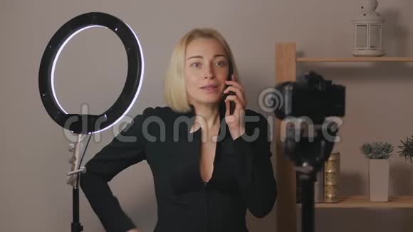 女博主站在镜头前打电话视频的预览图