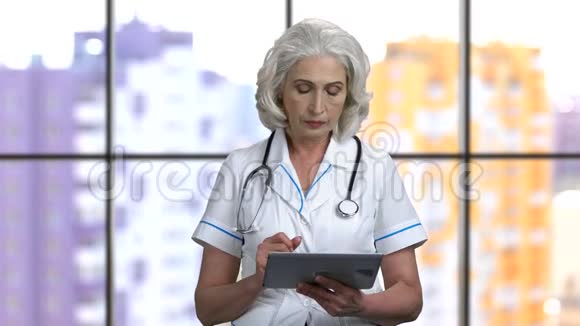 老女医生刷卡数码平板电脑视频的预览图