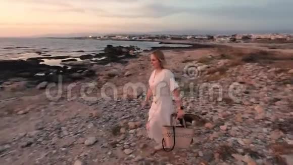 妇女前往塞浦路斯享受海上日落视频的预览图