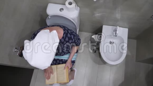 坐在马桶上的女人度假酒店个人卫生视频的预览图