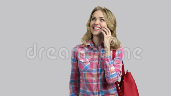 快乐的年轻女孩和她心爱的男朋友在电话里交谈视频的预览图