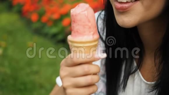 年轻美女微笑着吃着黄色高清电视里的冰淇淋视频的预览图