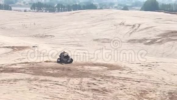 肌肉群在沙漠中缓慢运动着从ATV坠落下来视频的预览图