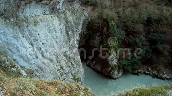 一位年轻的女摄影师背着背包沿着一条美丽的山路旅行视频的预览图