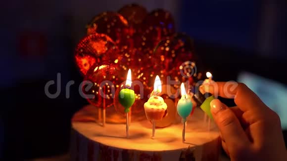 在糖果蛋糕上点蜡烛视频的预览图