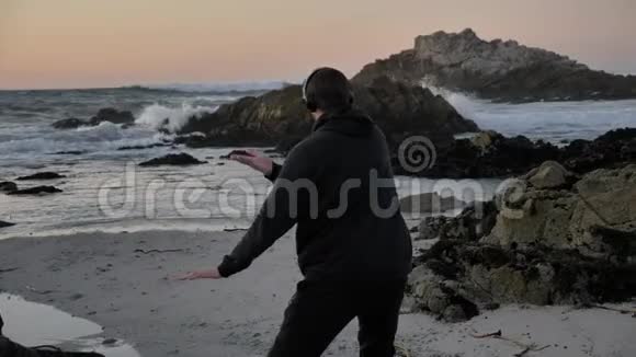 男子战士和尚练习剪影太极拳空手道功夫在岩石石地平线日落或日出艺术视频的预览图