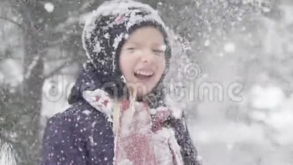 快乐的小女孩喜欢下雪视频的预览图
