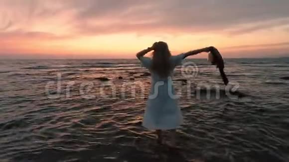 妇女前往塞浦路斯享受海上日落视频的预览图