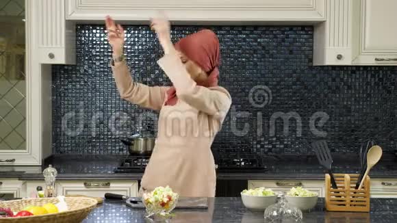 做菜的穆斯林妇女跳东方舞视频的预览图