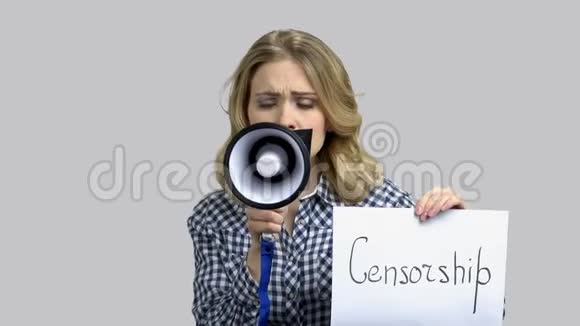 悲伤的女人用录音的嘴试图用扩音器说话的肖像视频的预览图