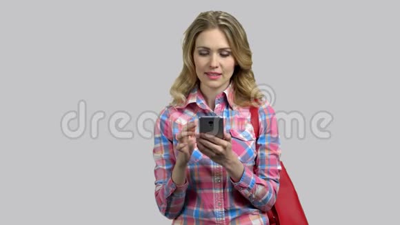 迷人的魅力女孩带着钱包在网上聊天视频的预览图