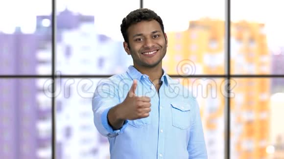 一个年轻快乐的深色皮肤的印度教男人的肖像出现了拇指视频的预览图