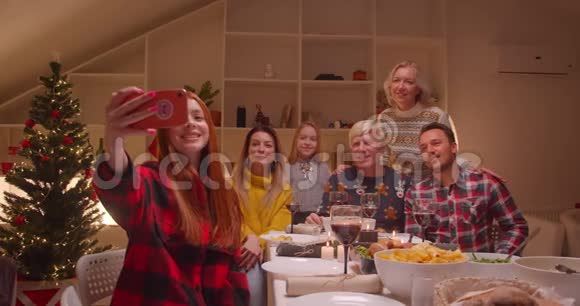 年轻的红发白种人女孩制作自拍家庭圣诞节不同世代团聚视频的预览图