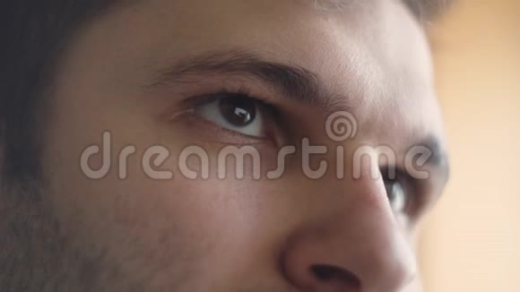 一个年轻人在电脑上工作的眼睛和脸的特写视频的预览图