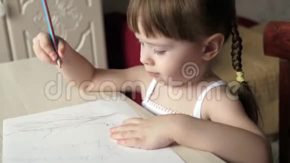 孩子在白纸上画画可爱的小艺术家女孩蜡笔在一个房间的桌子上专注的智能学前班视频的预览图