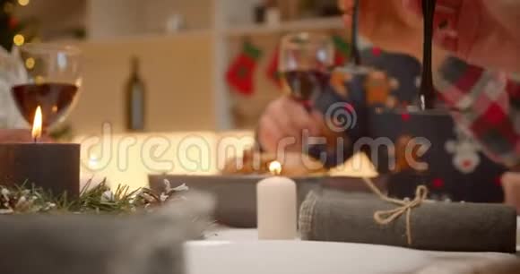 近景葡萄酒丁字杯晚餐祖母家庭傍晚圣诞树舒适食品视频的预览图
