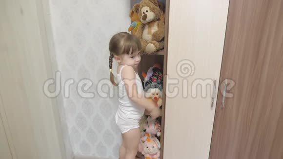 这孩子喜欢玩他的玩具小快乐女孩积极玩毛绒玩具和泰迪熊这孩子在玩视频的预览图