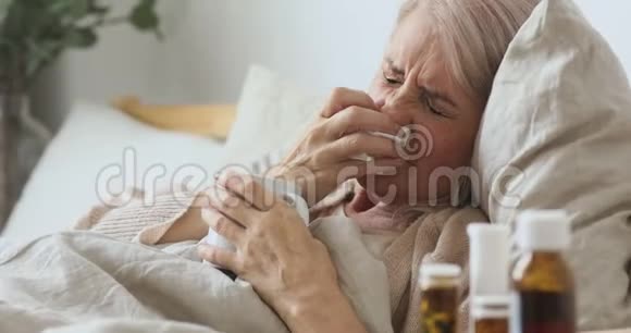 不快乐的老人成熟的奶奶感冒打喷嚏视频的预览图