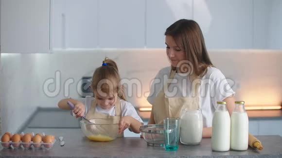 小妈妈的帮手小女孩要打面团做煎饼妈妈教女儿做饭视频的预览图