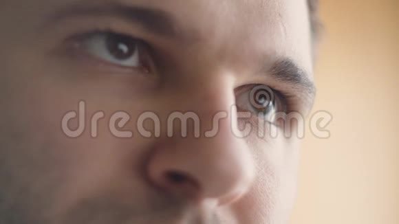 严肃的白种人使用他的平板电脑的眼睛屏幕反射在眼睛设备照明发光4K极视频的预览图