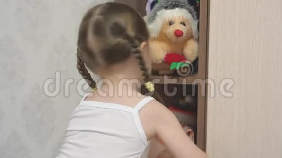 小快乐女孩积极玩毛绒玩具和玩具熊孩子在孩子们房间里玩概念视频的预览图
