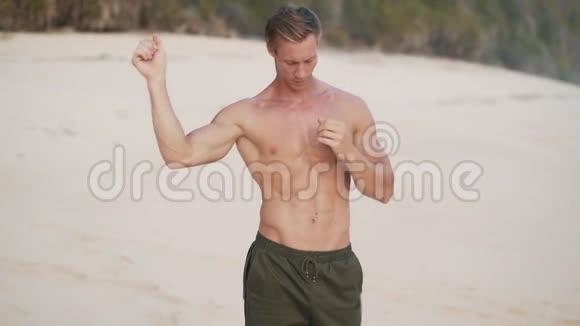 他在热带海滩上做瑜伽运动前做热身运动视频的预览图