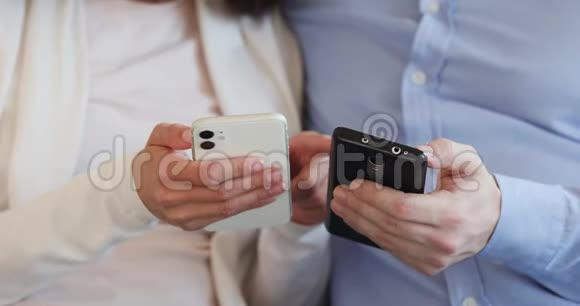 两个男性和女性用户使用应用程序持有智能手机视频的预览图