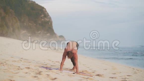 运动员双手对抗大海做瑜伽练习视频的预览图