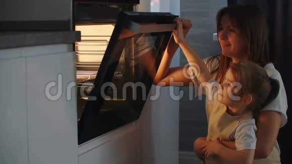 一家人一起做饭母女俩把馅饼放进烤箱关上门小心等待自制视频的预览图