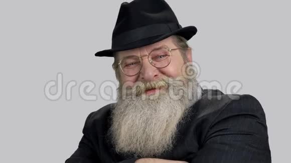 特写微笑老人戴帽子的肖像视频的预览图