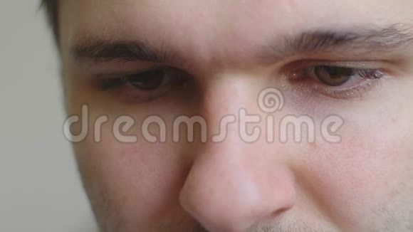 严肃的白种人使用他的平板电脑的眼睛屏幕反射在眼睛设备照明发光4K极视频的预览图