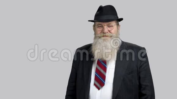 戴着西装打领带胡子的老人的肖像视频的预览图