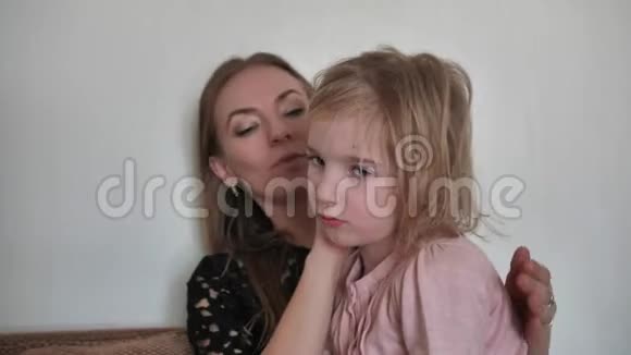 母亲平静地拥抱她6岁的女儿视频的预览图