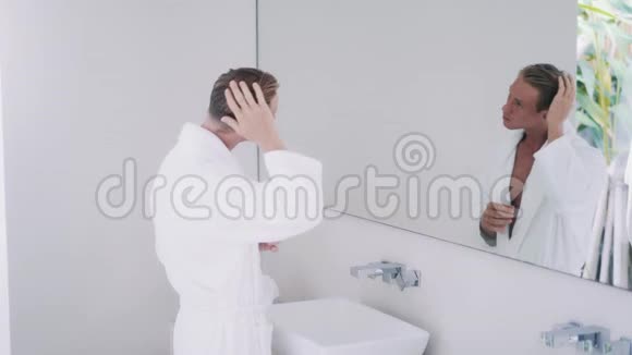 帅哥调整发型在浴室洗手视频的预览图