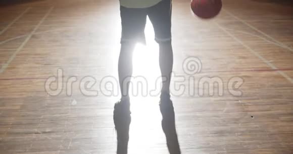 年轻的白种人篮球运动员准备去后台黑暗的轮廓光线自信的玩视频的预览图