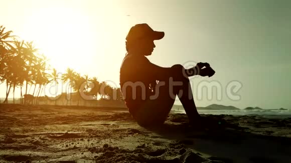 在海滩日落时做腹肌练习的女孩视频的预览图
