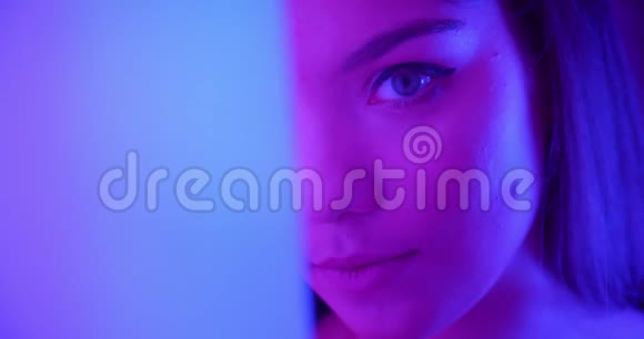 穿着霓虹灯的特写女郎看着角落里的镜头夜光画像在调情视频的预览图